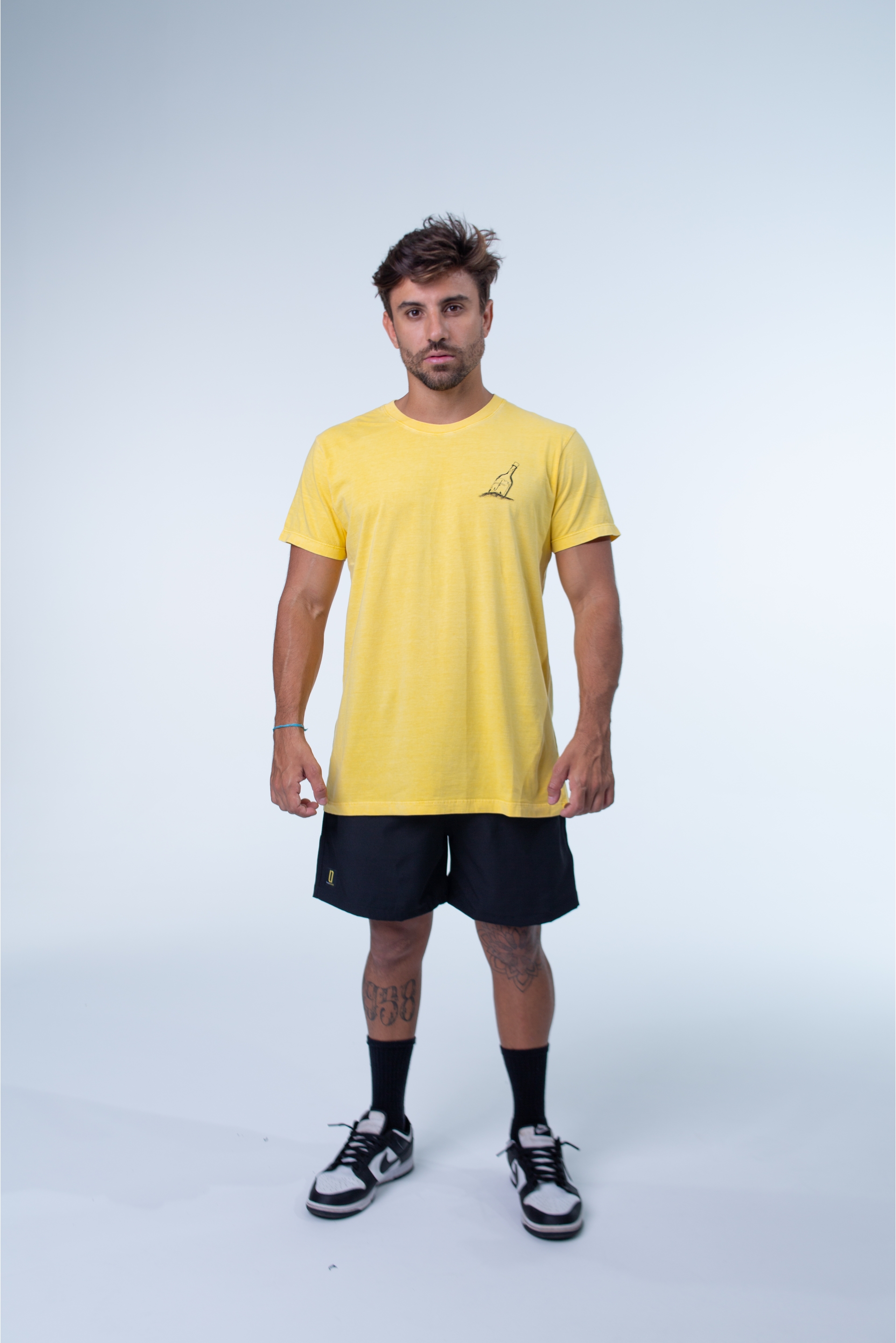 CAMISETAS MASCULINAS BONES COLLECTION AMARELO ESCURO GARRAFA