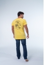 CAMISETAS MASCULINAS BONES COLLECTION AMARELO ESCURO GARRAFA