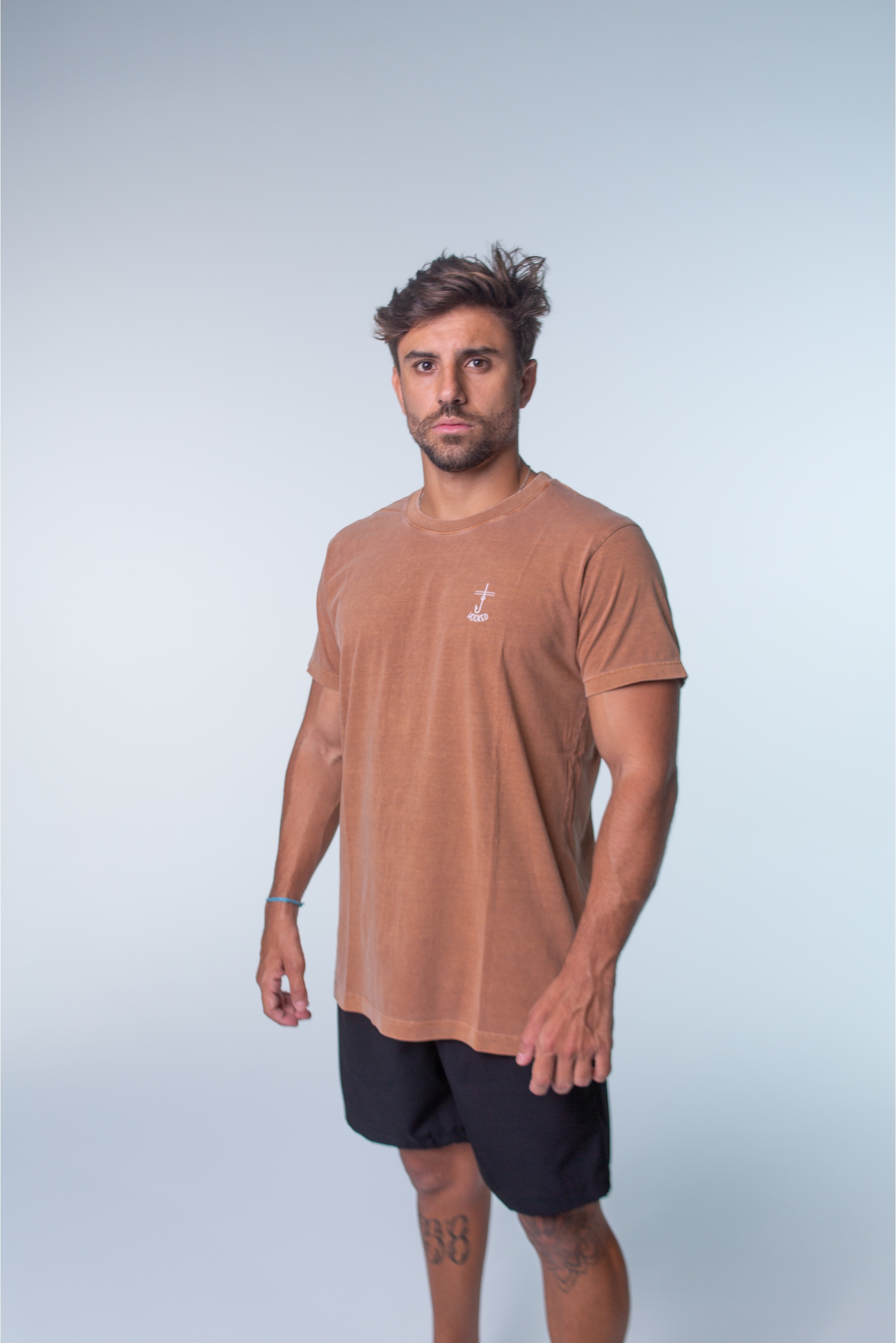 CAMISETAS MASCULINAS CLASSIC TEES MARROM